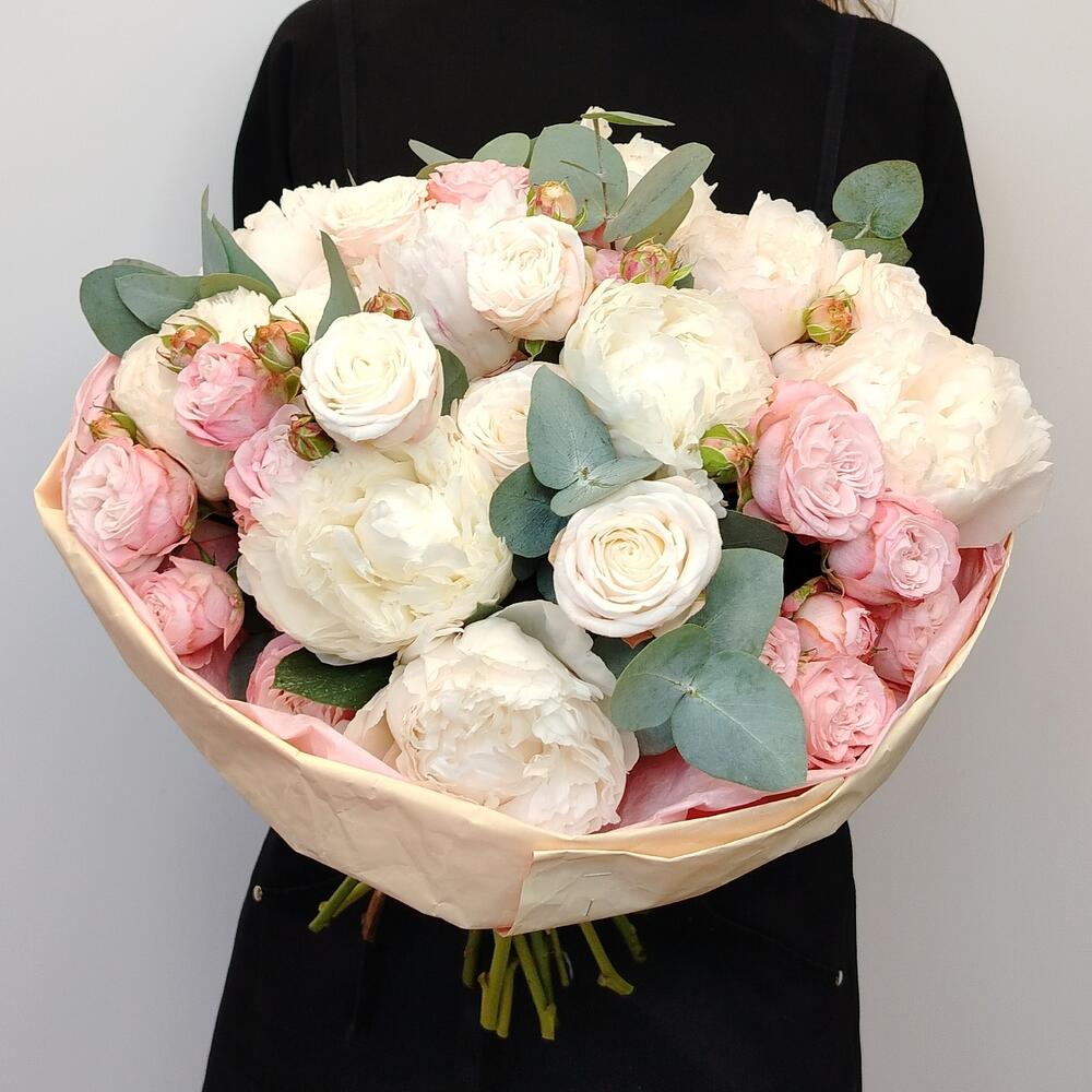 Белые пионы и пионовидные розы в нежном букете