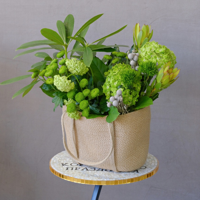 Гортензия, зелень, бруния и хризантемы в букете "Изумрудная жила"