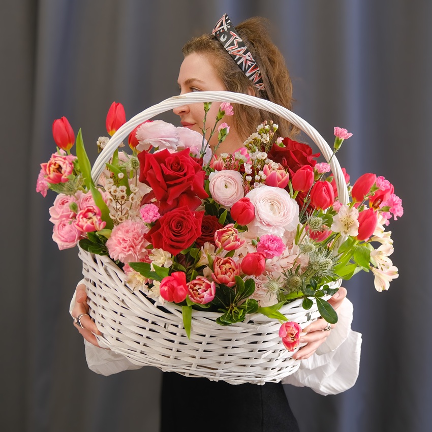 Тюльпаны и ранункулюсы в шикарной корзине "Опасная красота"