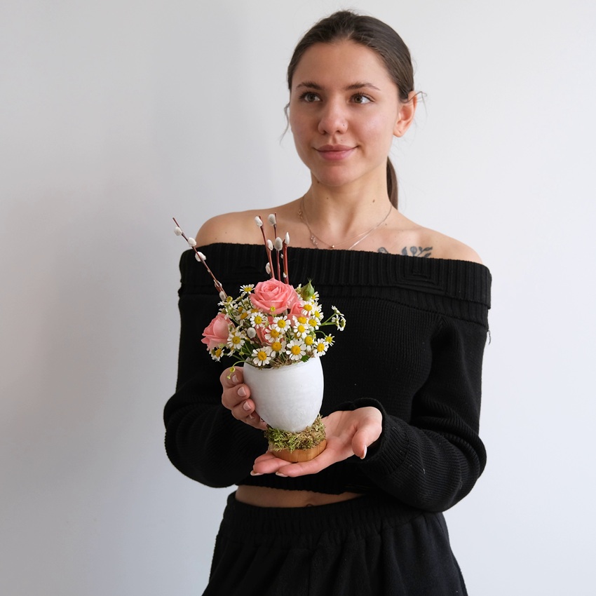Яйцо пасхальное с живыми цветами: верба, кустовые розы и ромашки