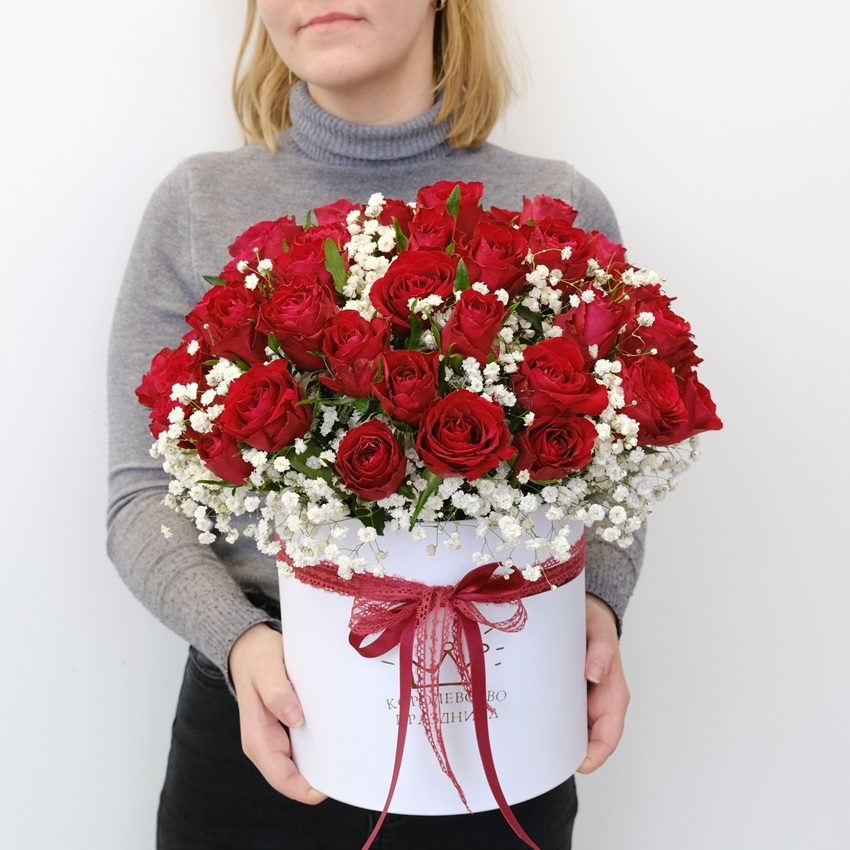 51 красная роза в коробочке с гипсофилой