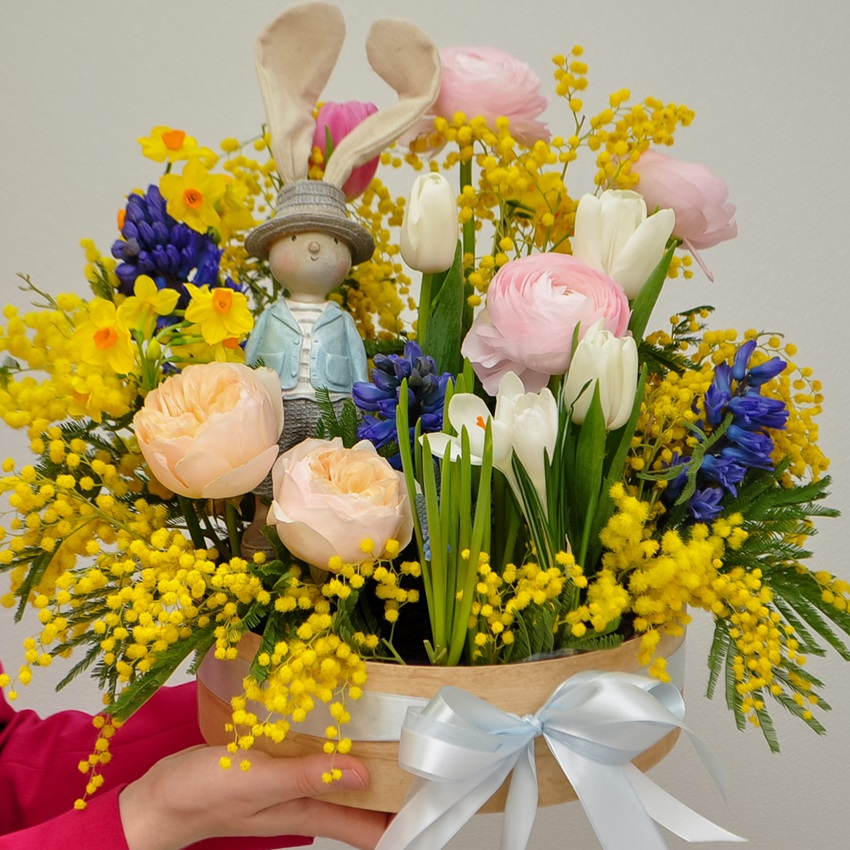 Ранункулюсы, гиацинты, мимоза и тюльпаны в весенней композиции