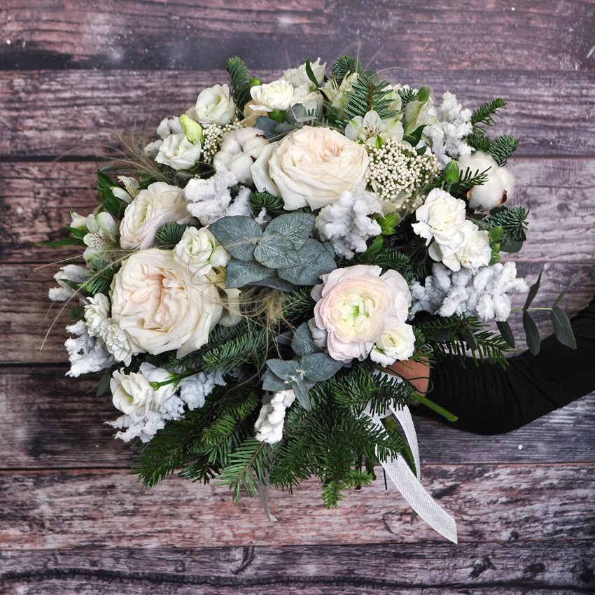 Пионовидные розы, нобилис и ранункулюсы в букете "Поймай Мечту"