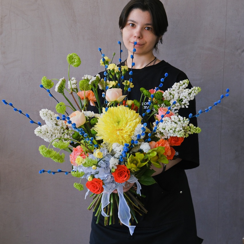 Букет на Пасху: голубая верба, белая сирень, вибурнум и розы