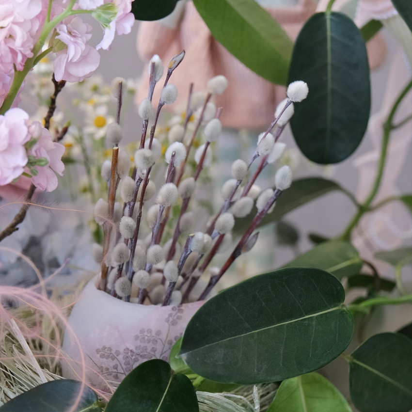 Букет на Пасху в корзине с Зайкой: верба, ранункулюсы, гортензии и ветки вишни