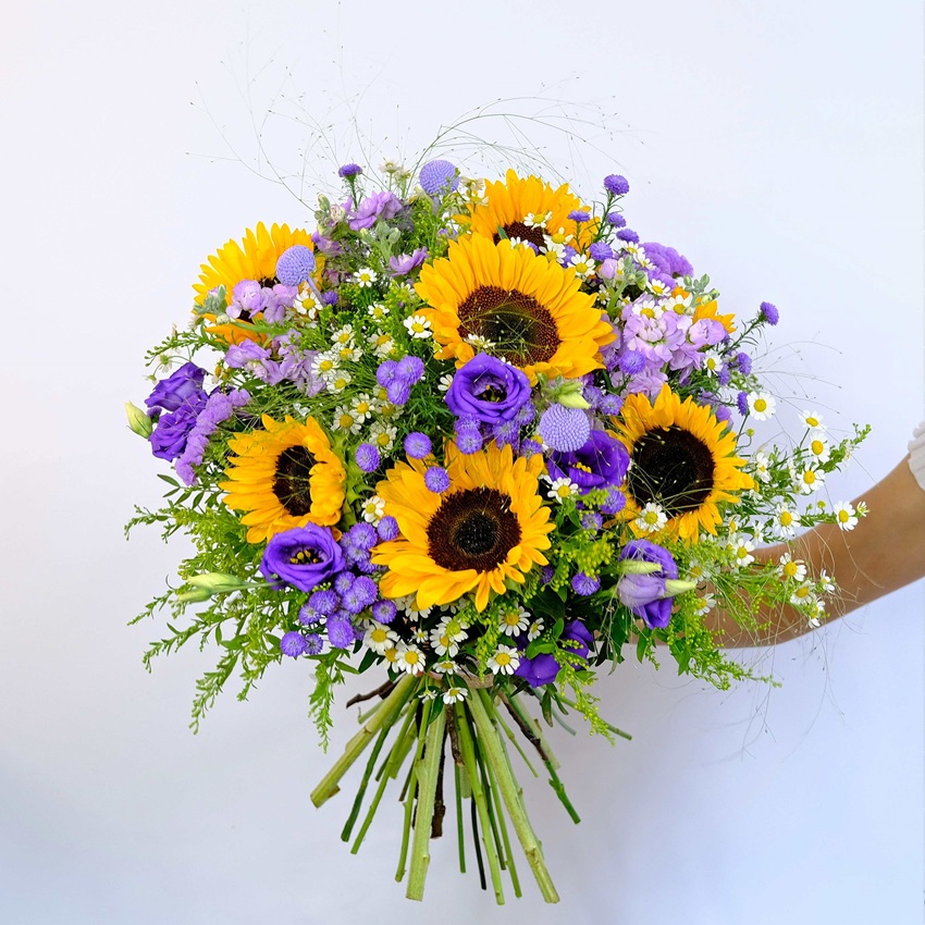 Подсолнухи, ромашки и сиреневые астры в букете "Сиреневый закат"