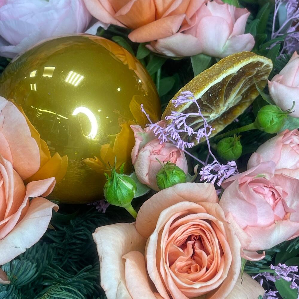 Ароматная ель нобилис и ранункулюсы в букете "Зимняя фея"