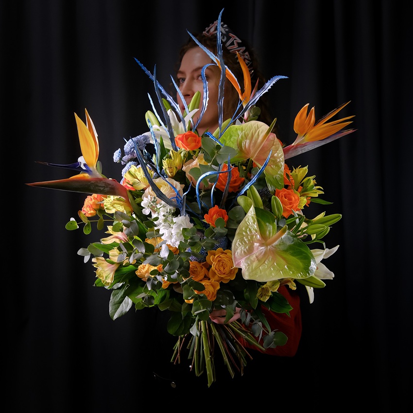 Авторский букет: антуриумы, стрелиция и розы в экзотическом букете "Лёд и пламя"