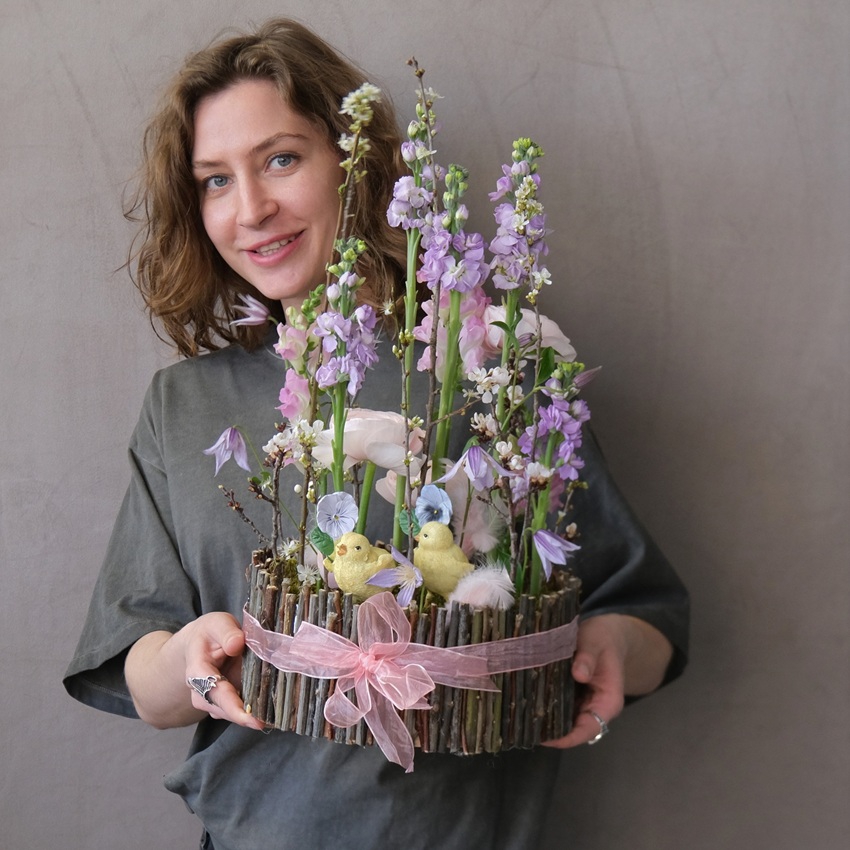  Ранункулюсы, клематисы и маттиола в нежной композиции на Пасху с сувенирами "Цыплята"