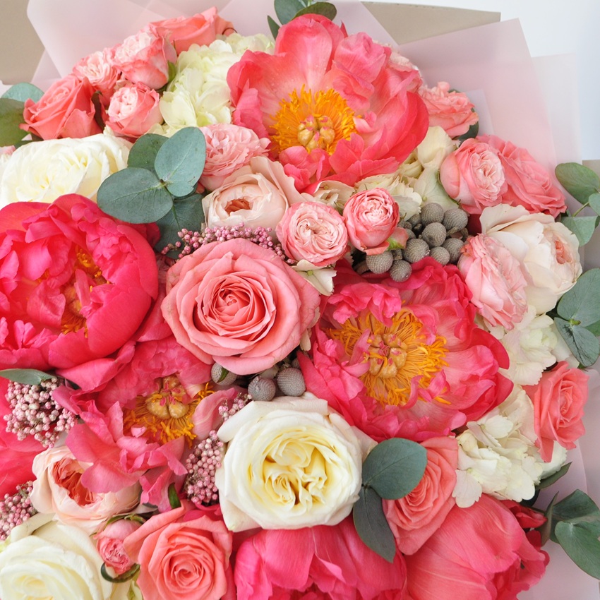 Коралловые пионы и гортензия в большом букете "Принцесса сердца"