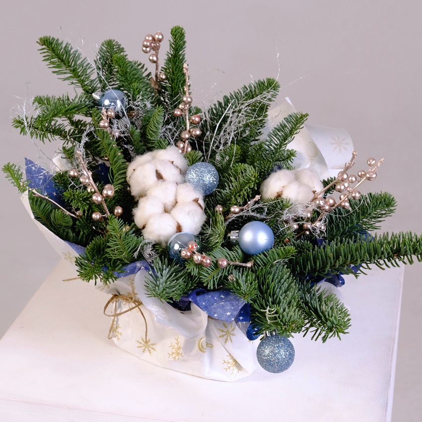 Новогодняя композиция в крафте: нобилис и хлопок