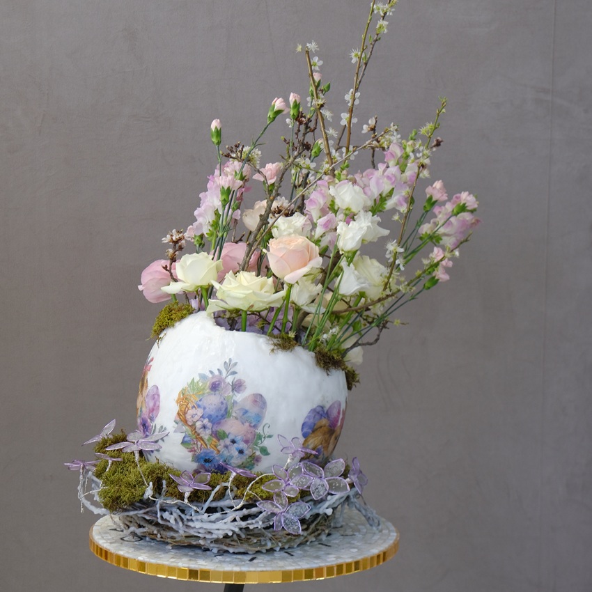 Пасхальная композиция с живыми цветами "Цветущая драгоценность"