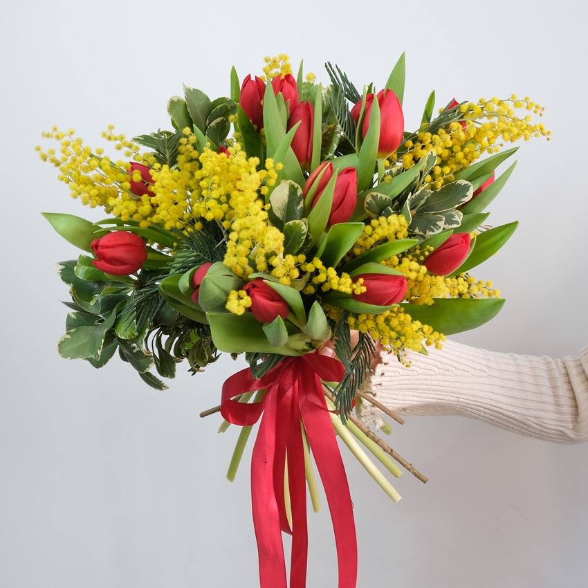 Красные тюльпаны с итальянской мимозой "Солнечный восторг"