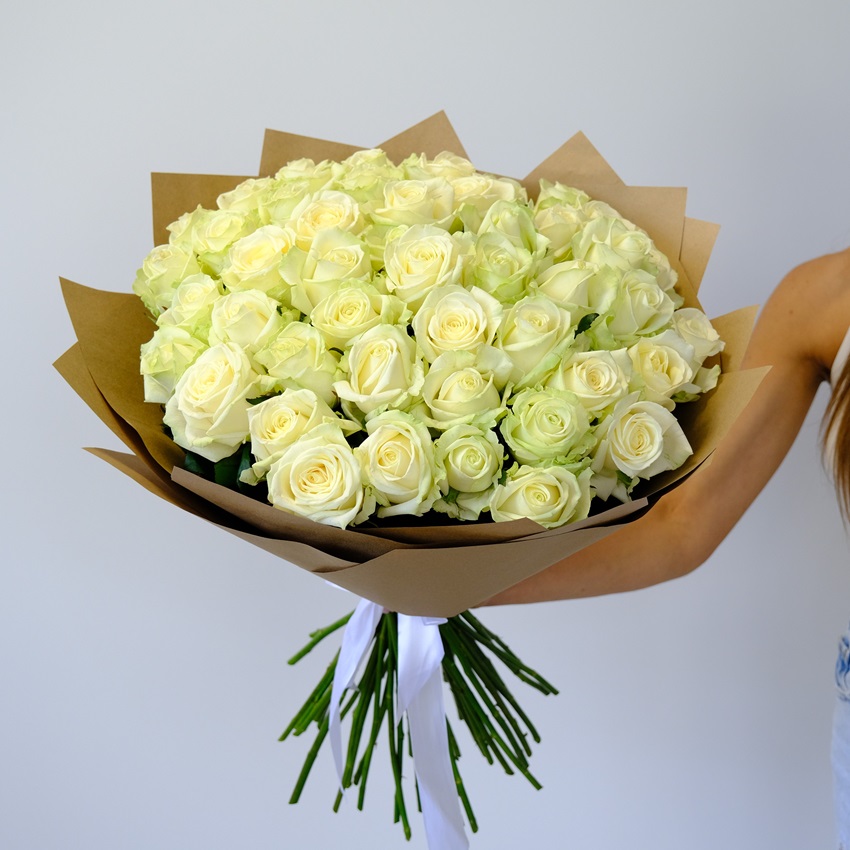 Белые розы Россия 60 см, 51 шт. Ваза в подарок!