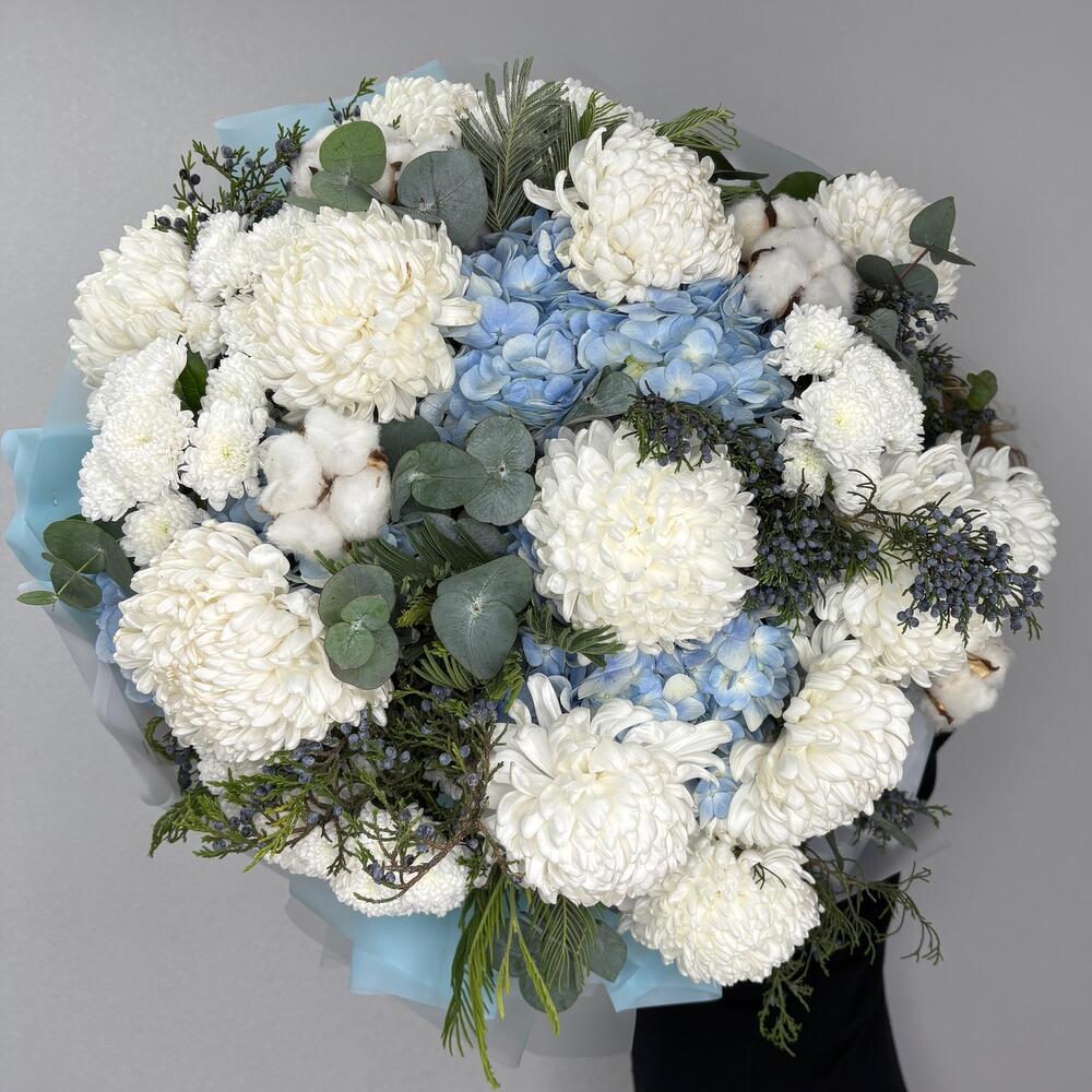 Белая хризантема и голубая гортензия в букете «Парящая нежность»