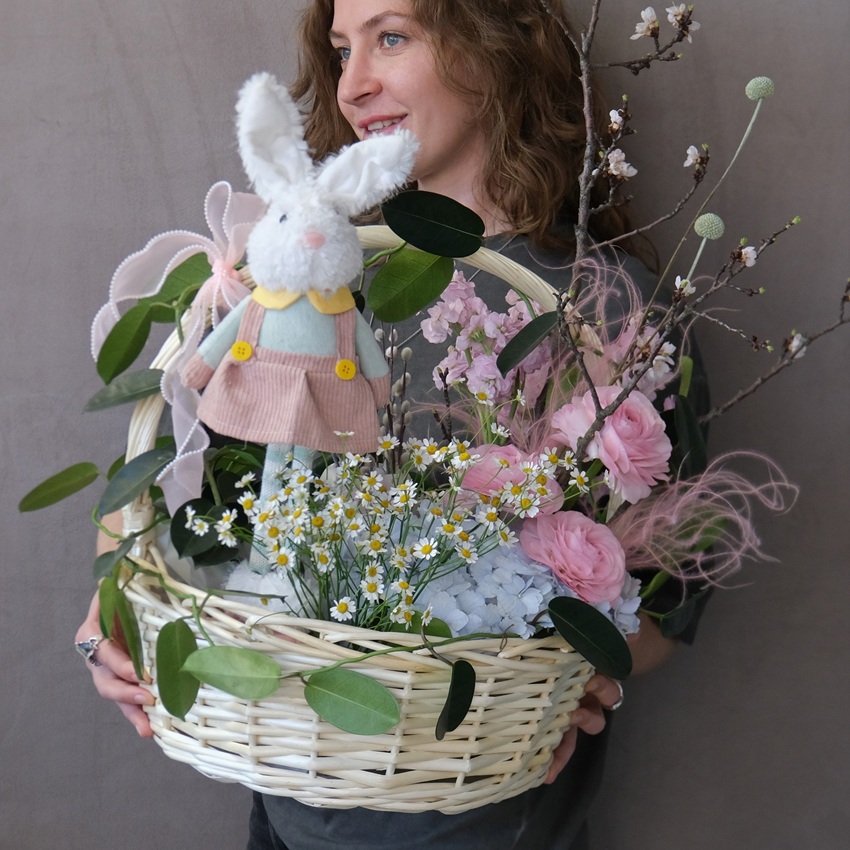 Букет на Пасху в корзине с Зайкой: верба, ранункулюсы, гортензии и ветки вишни