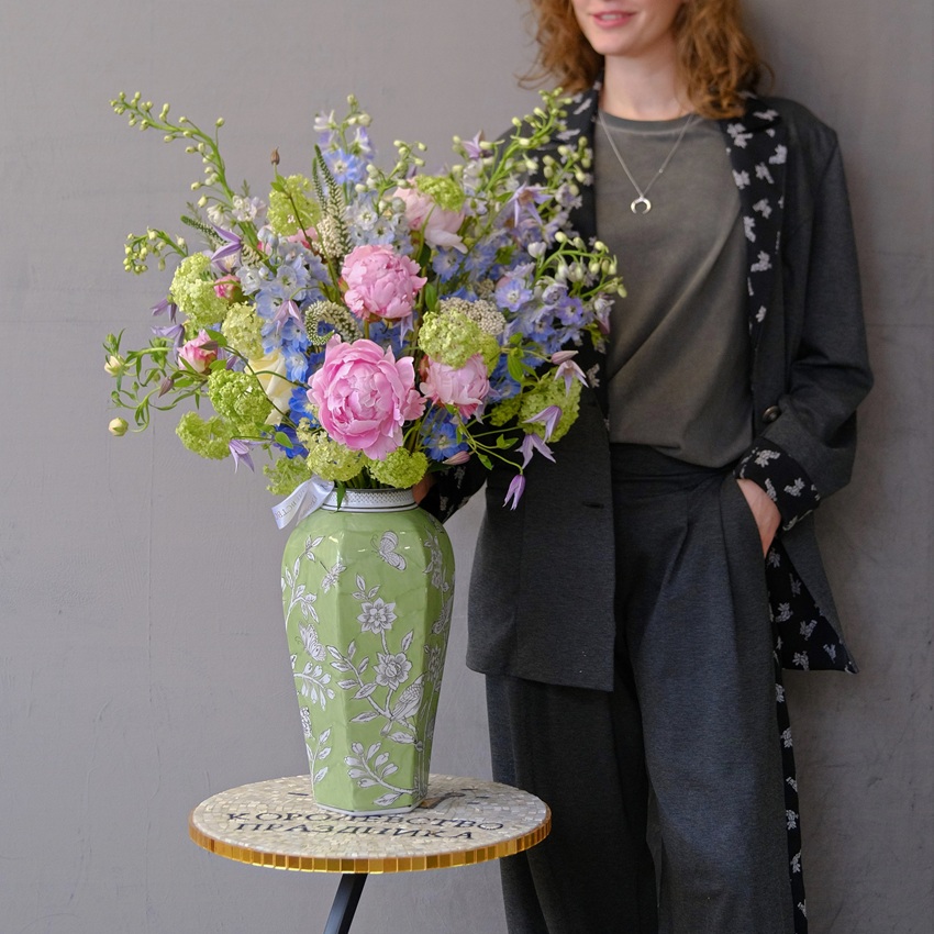 Букет в вазе от шеф-Флориста. Пионы Сара Бернар и голубой дельфиниум "Под небом голубым"