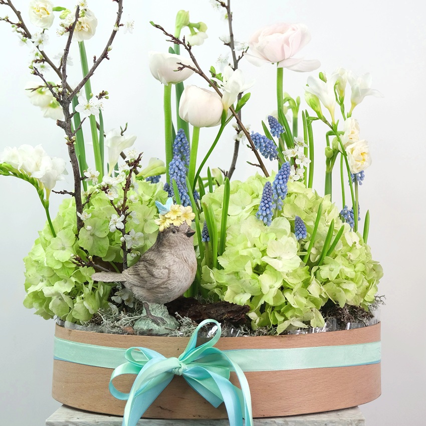 Гортензия, ранункулюсы и мускари в композиции "Цветущий сад"