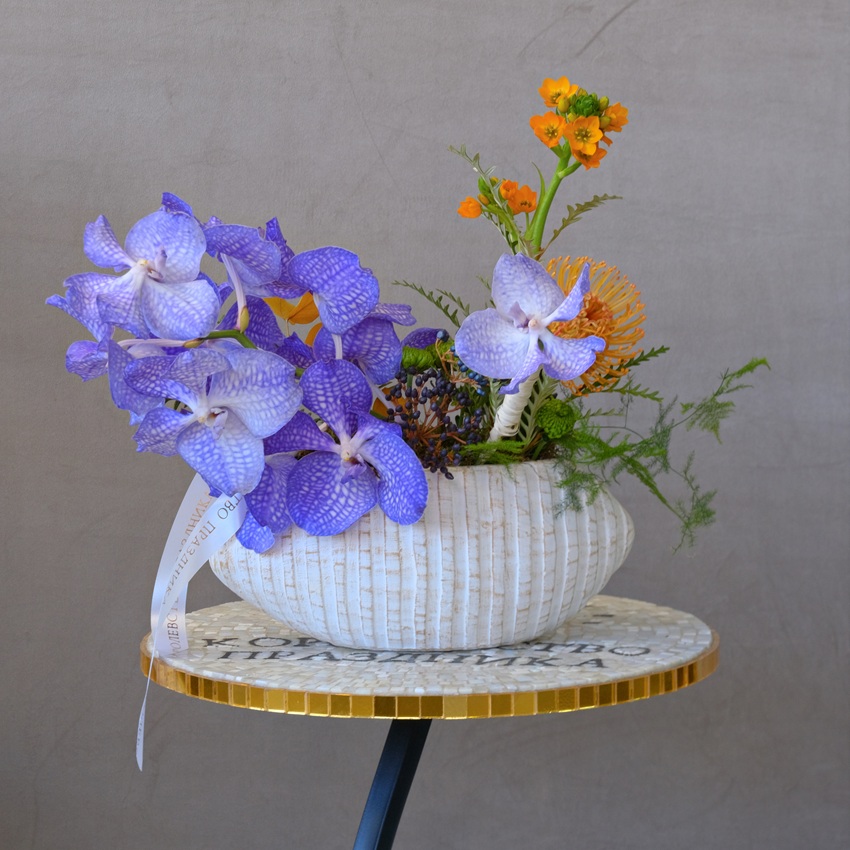 Орхидея Ванда в композиции в керамическом кашпо "Горячий бриз"