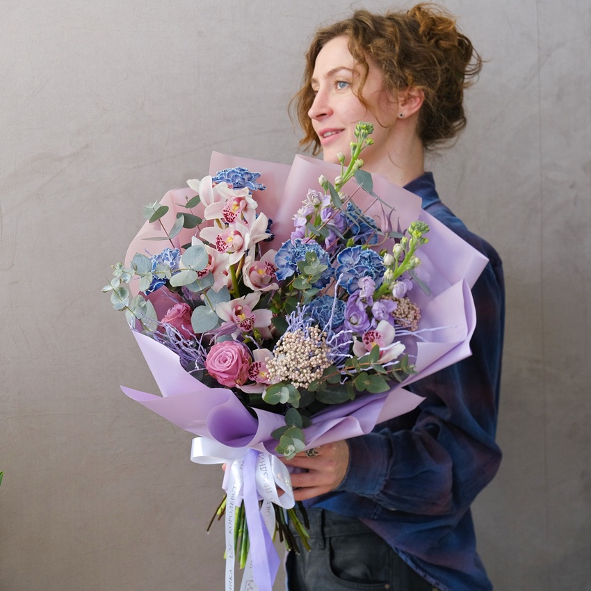 Сиреневый букет с мини орхидеями и сортовыми гвоздиками