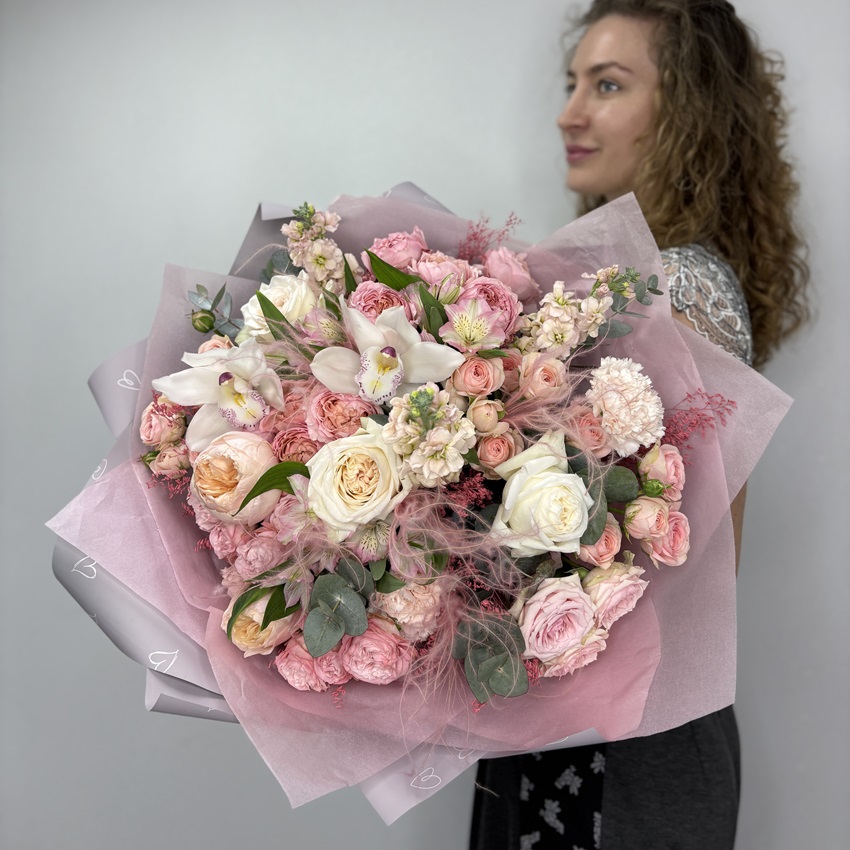 Букет с орхидеями и пионовидными розами "Нежный поцелуй"