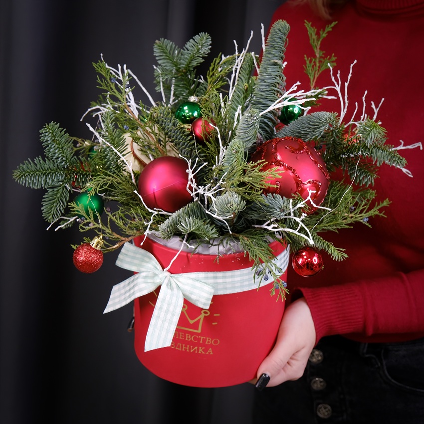 Нобилис в композиции в красных оттенках на новый год