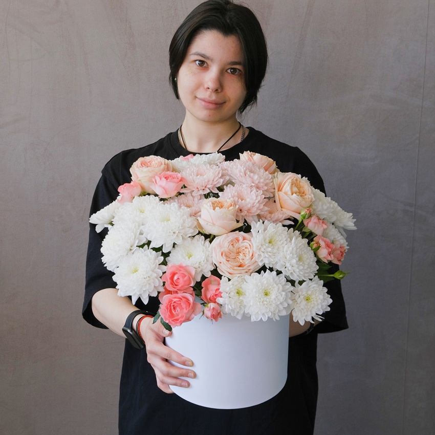 Нежные кустовые хризантемы и пионовидные розы в коробке «Сахарная вата»