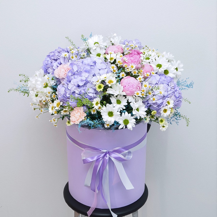 Гортензия, ромашки и пионы в коробке "Русская роскошь"