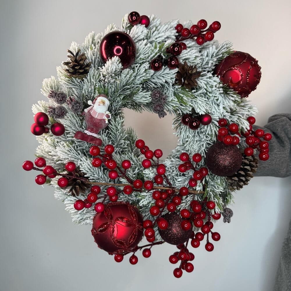 Новогодний венок с красными ягодами (искусственный)