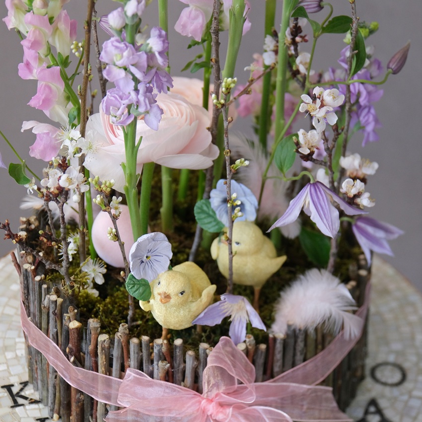  Ранункулюсы, клематисы и маттиола в нежной композиции на Пасху с сувенирами "Цыплята"