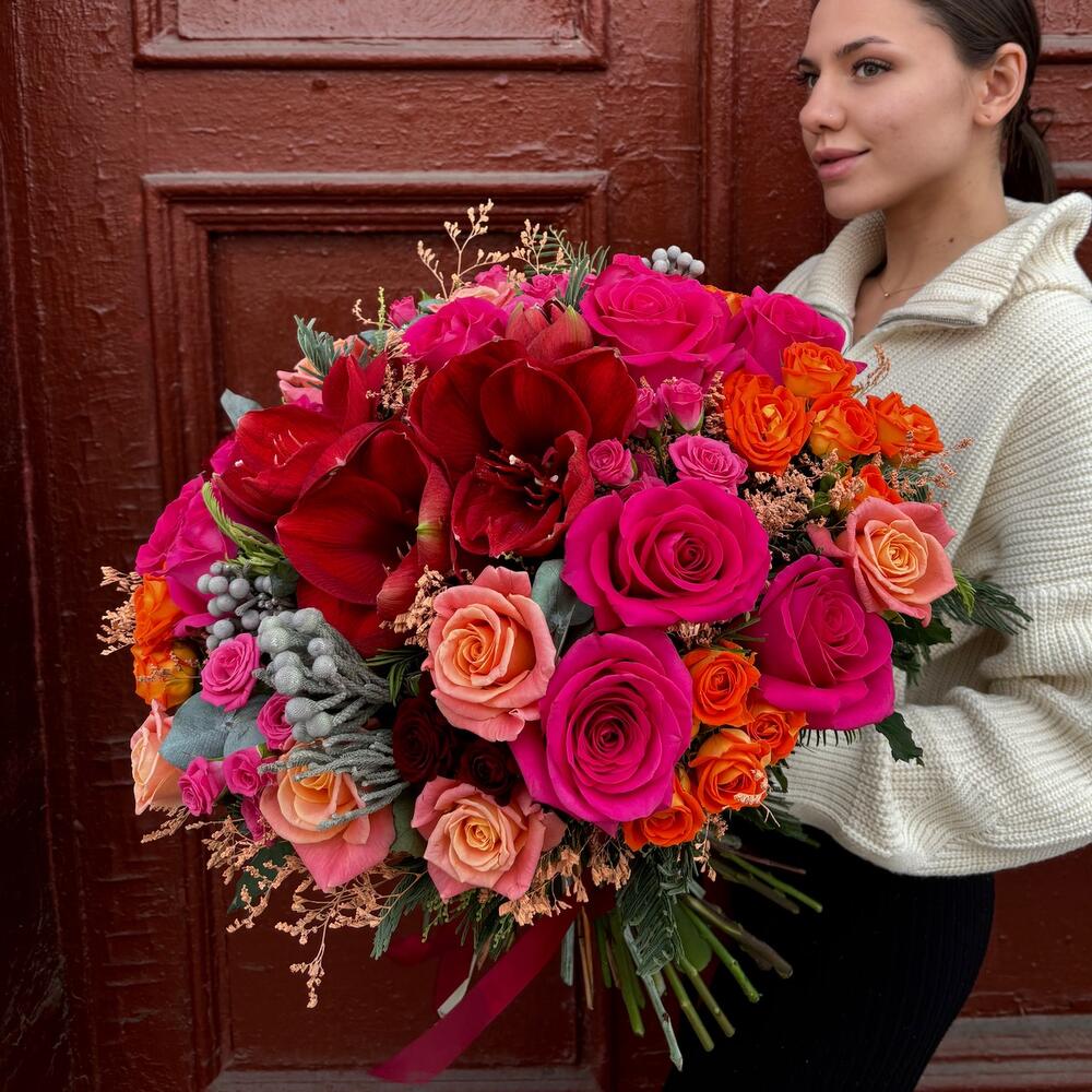 Красные амариллисы и розы в шикарном букете "Танец огня"