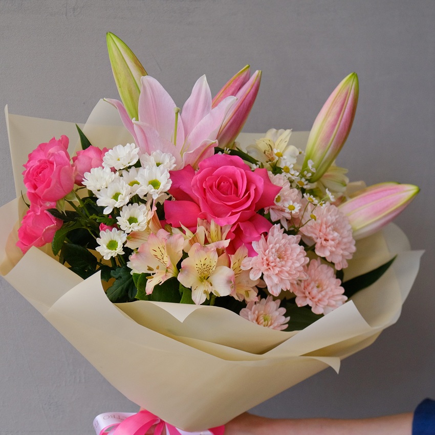 Лилия, розы и ромашки в ярком букете "Мадемуазель"