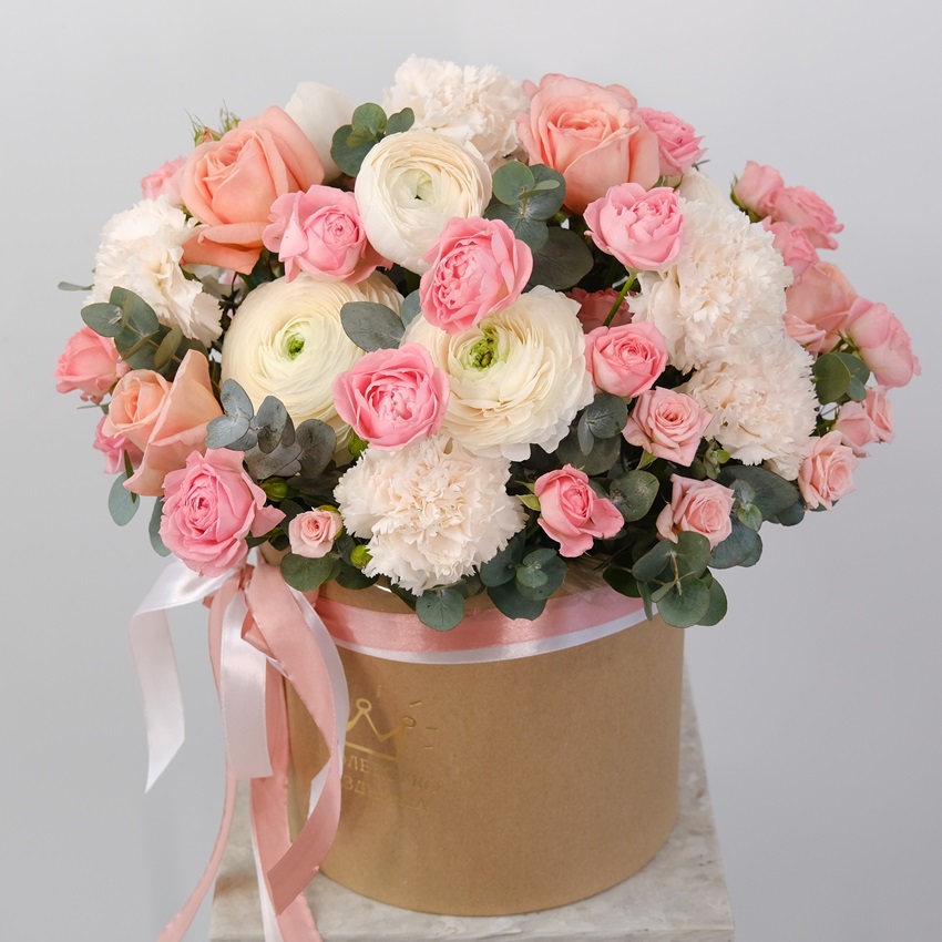 Ранункулюсы и пионовидные розы в композиции "Дива"