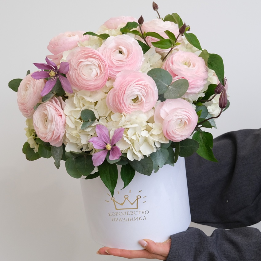 Белая гортензия и ранункулюсы в большой коробке