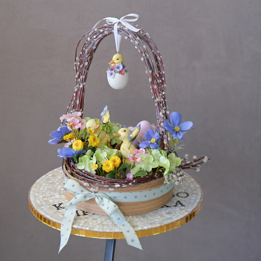  Композиция на Пасху в ящичке (искусственные цветы). Верба и пасхальные сувениры
