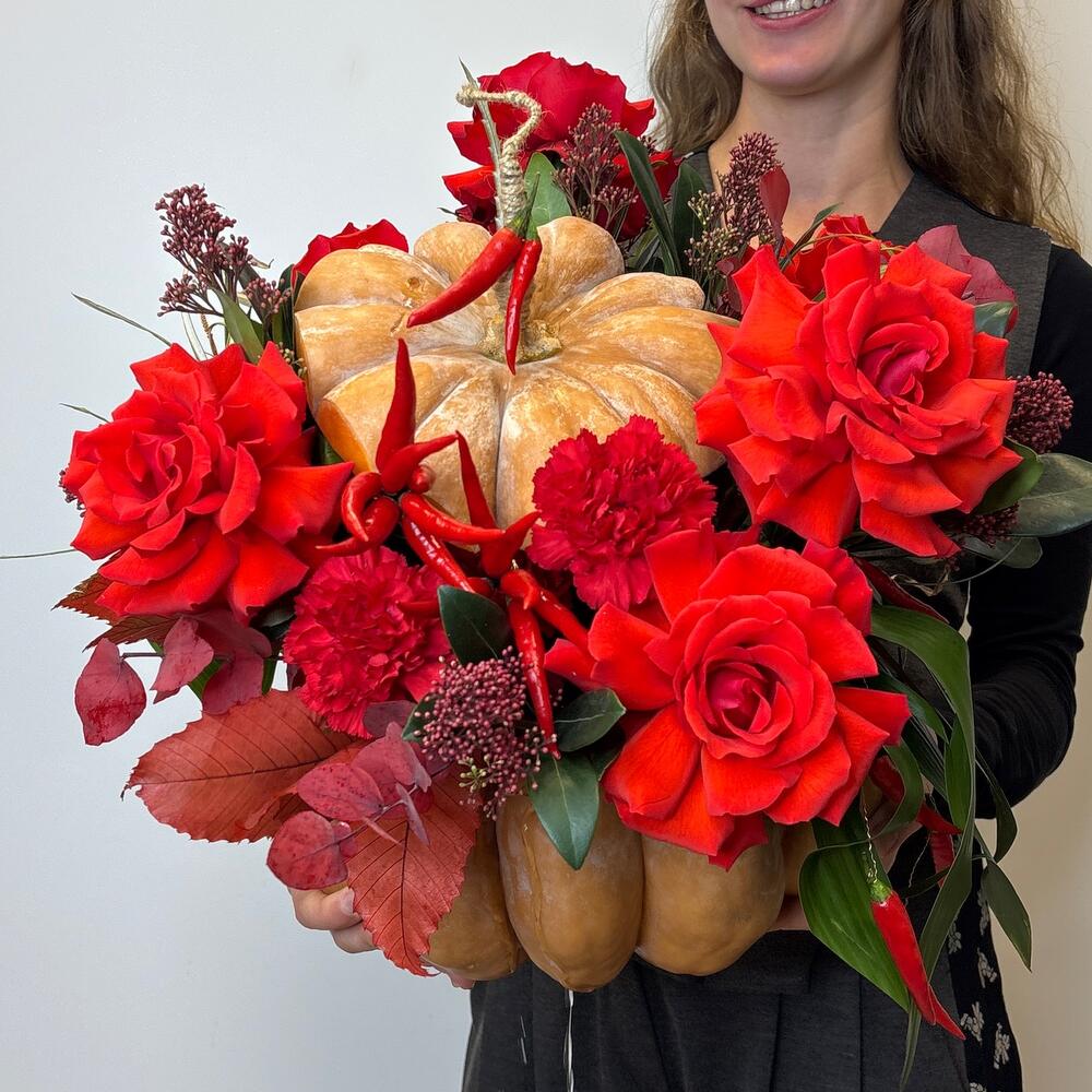 Цветы в тыкве! Французские розы в красном букете