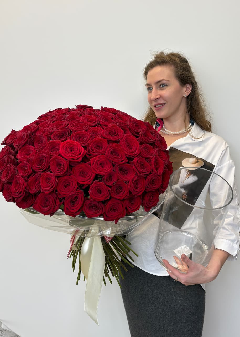 101 красная роза Россия, 60 см с вазой