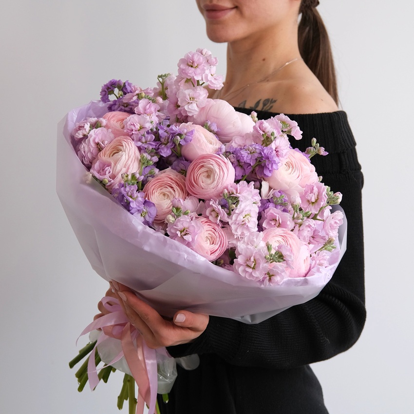 Ранункулюсы и ароматная маттиола в букете "Магия Весны"