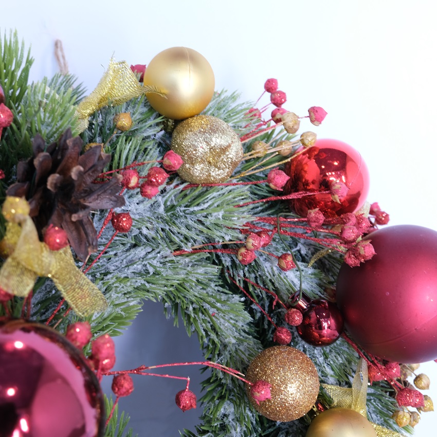 Новогодний венок с красными шариками (искусственный)