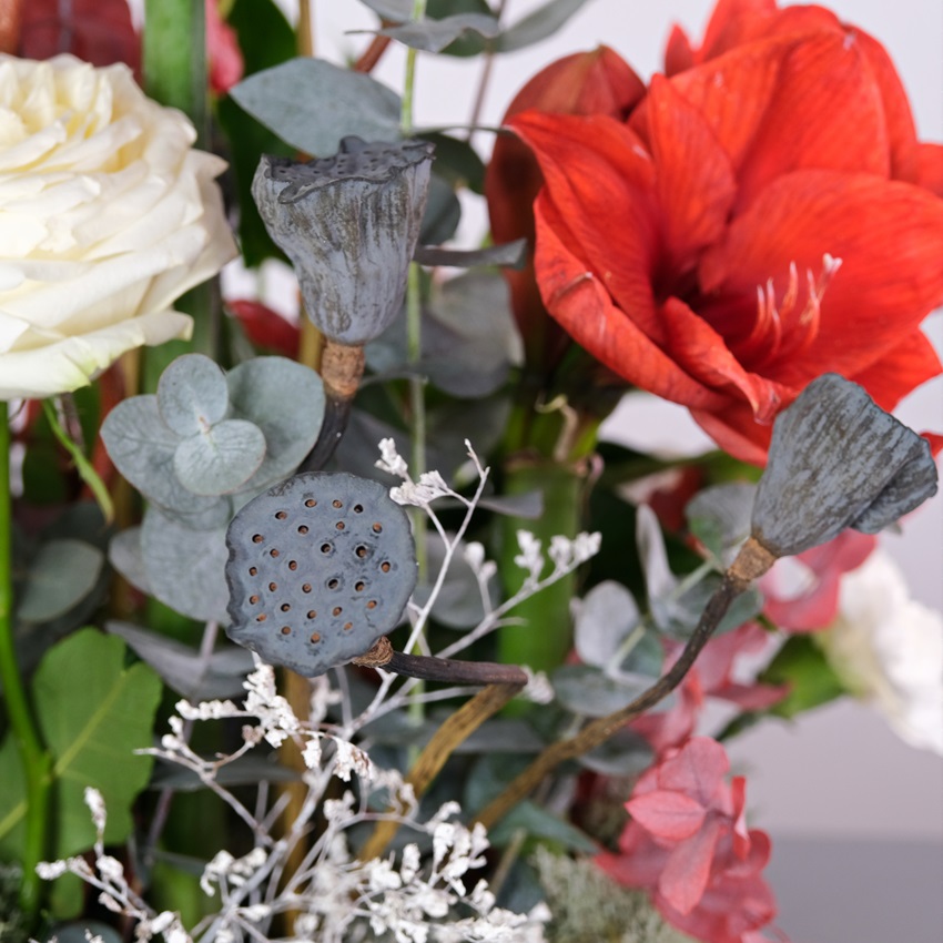 Амариллисы, антуриум и лотосы в композиции "Цветочное пламя"