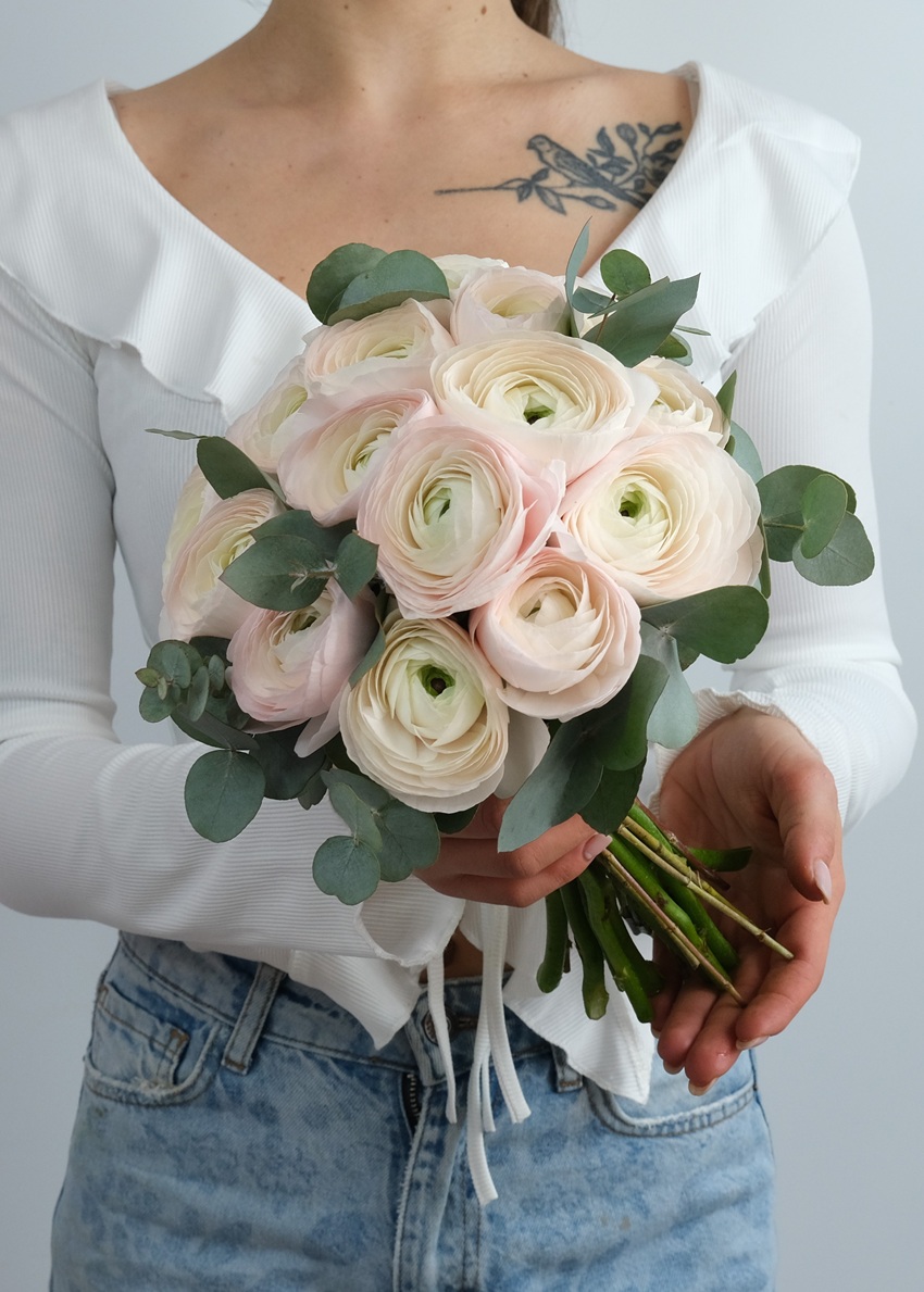 Букет невесты с ранункулюсами и эвкалиптом "Сладкий шёпот"