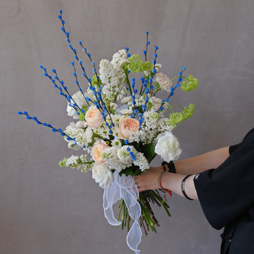 Букет на Пасху: голубая верба, ранункулюсы, сирень и розы 