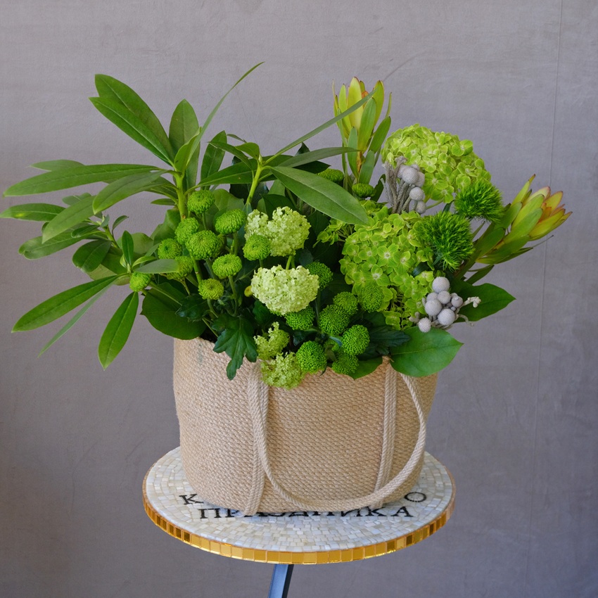 Гортензия, зелень, бруния и хризантемы в букете "Изумрудная жила"