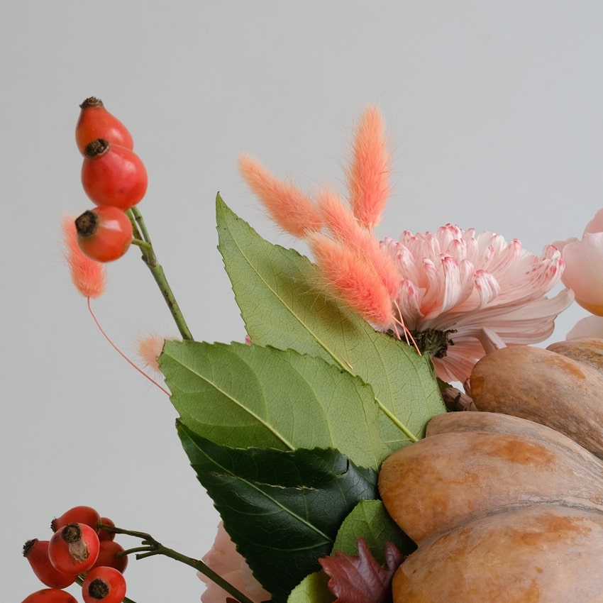 Тыква с пионовидными розами и хризантемами