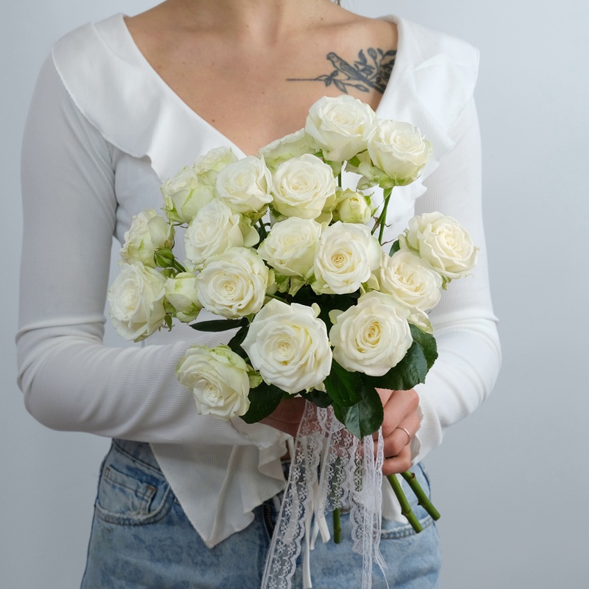 Букет невесты из 5 веточек кустовых роз "Маленькое счастье"