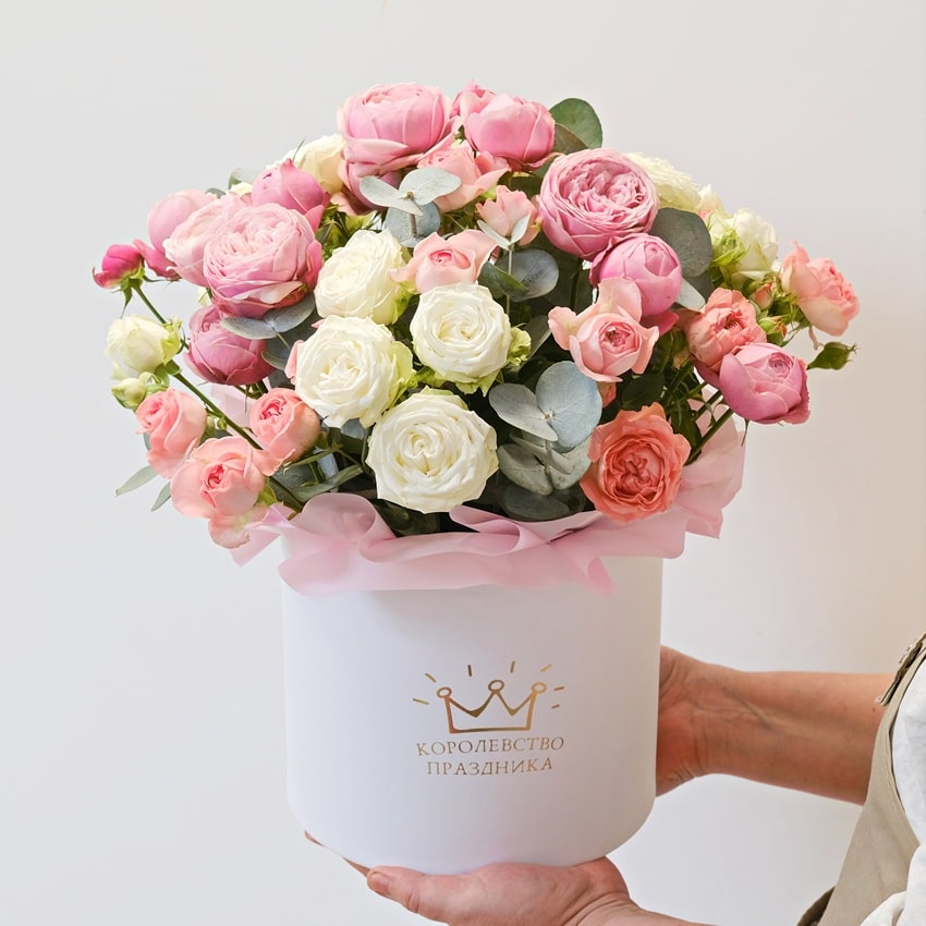 Кустовые пионовидные розы в коробке с эвкалиптом