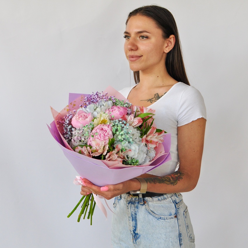 Голубая гортензия и пионы в букете «Летний вайб»