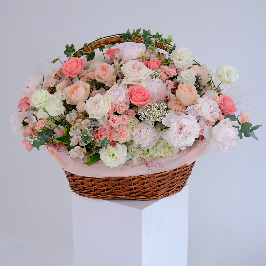 Белые пионы и розы в большой корзине "Океан Любви"