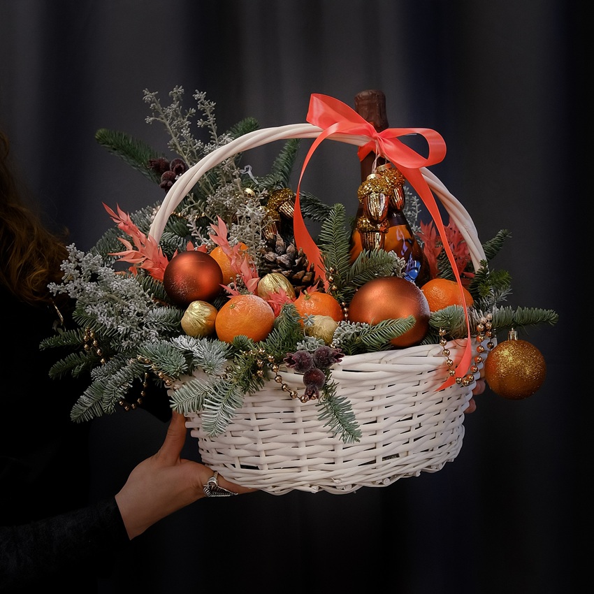 Подарочная корзина с шампанским, декором и ароматной пихтой нобилис