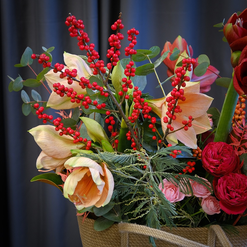 Композиция в сумке: сезонные амариллисы и пионовидные розы